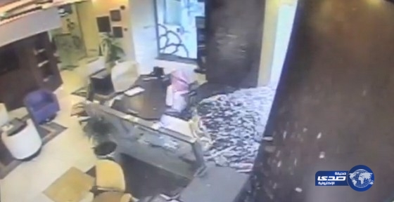 بالفيديو:  سيارة تقتحم مصرفاً في الرياض