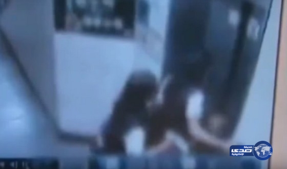 بالفيديو.. مصعد يغلق بابه على قدم فتاة ويجذبها للأعلى