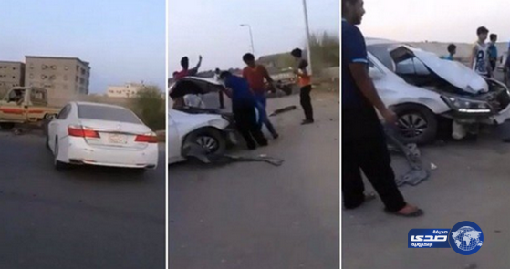 بالفيديو:شاب يحطم سيارته بمعاونة أصدقائه للحصول على قيمة التأمين