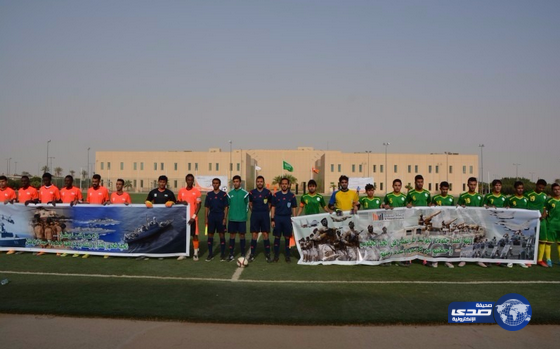 الرئيس العام لرعاية الشباب يسلم منتخب جامعة الحدود الشمالية كأس دوري الجامعات