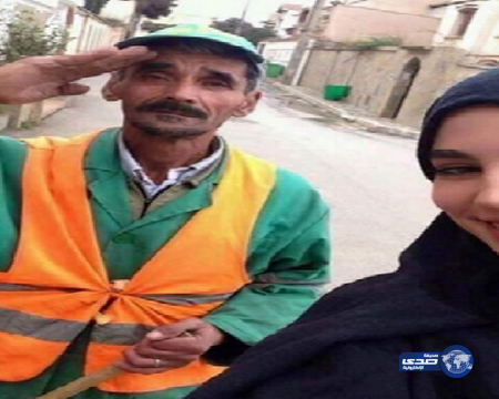 شابه مغربية تلتقط سيلفي بجوار والدها الذي يعمل عامل نظافه..