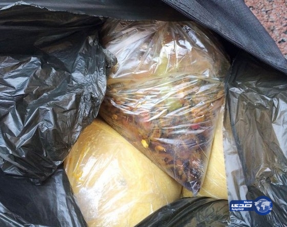 الإطاحة بآسيويين يوزعان اللحوم داخل أكياس النفايات على فنادق المدينة