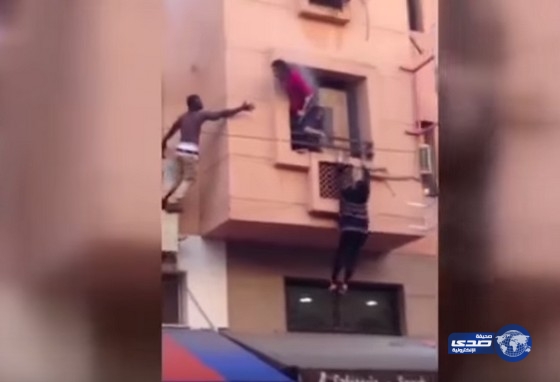 بالفيديو.. عاملات صالون تدليك يقفزن من الطابق الثاني هربا من حريق