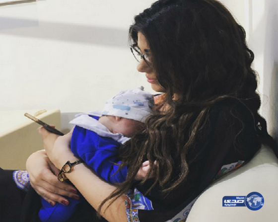 نادين خماش مع مولودها..