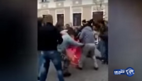 بالفيديو.. رجل يُحرق نفسه والسبب..!