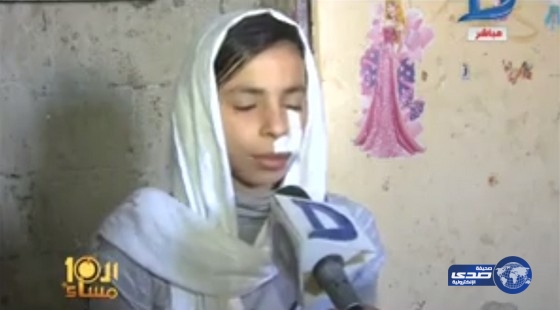 طالبة مصرية تعتدي على زميلتها بالموس (فيديو)