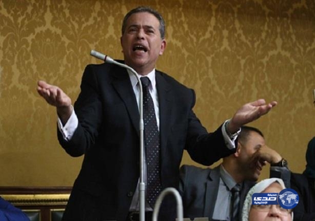بالفيديو.. نائب يضرب توفيق عكاشة ”بالجزمة” داخل البرلمان