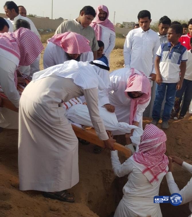أهالي أحد المسارحة يشيعون الطفل المغدور به على يد والده