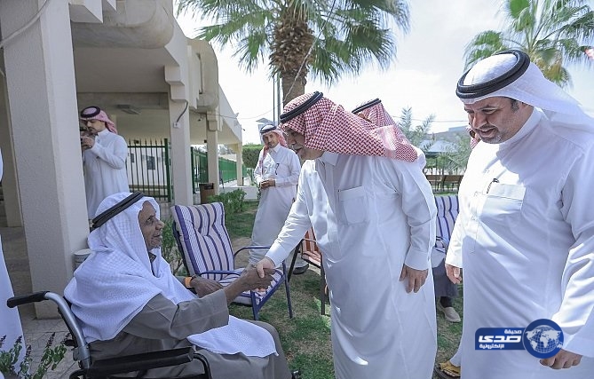 القصيبي يهنئ المسن سعد الدوسري بنجاح العملية وعودة بصره