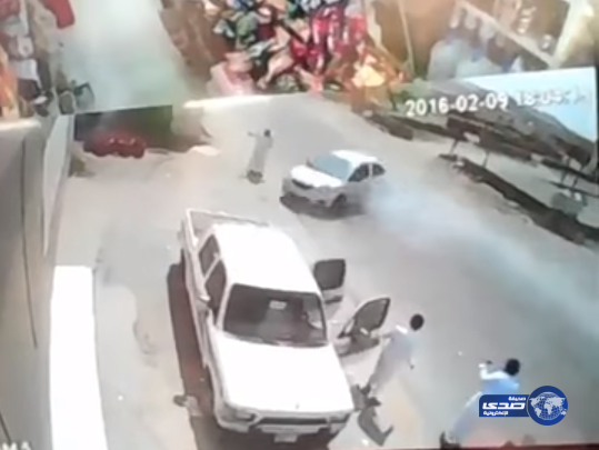 بالفيديو.. مفحط يصدم مسناً في أحد شوارع القنفذة
