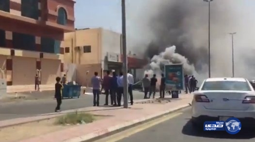 بالفيديو: لحظة احتراق سيارة في شارع الصحافة بـ جدة
