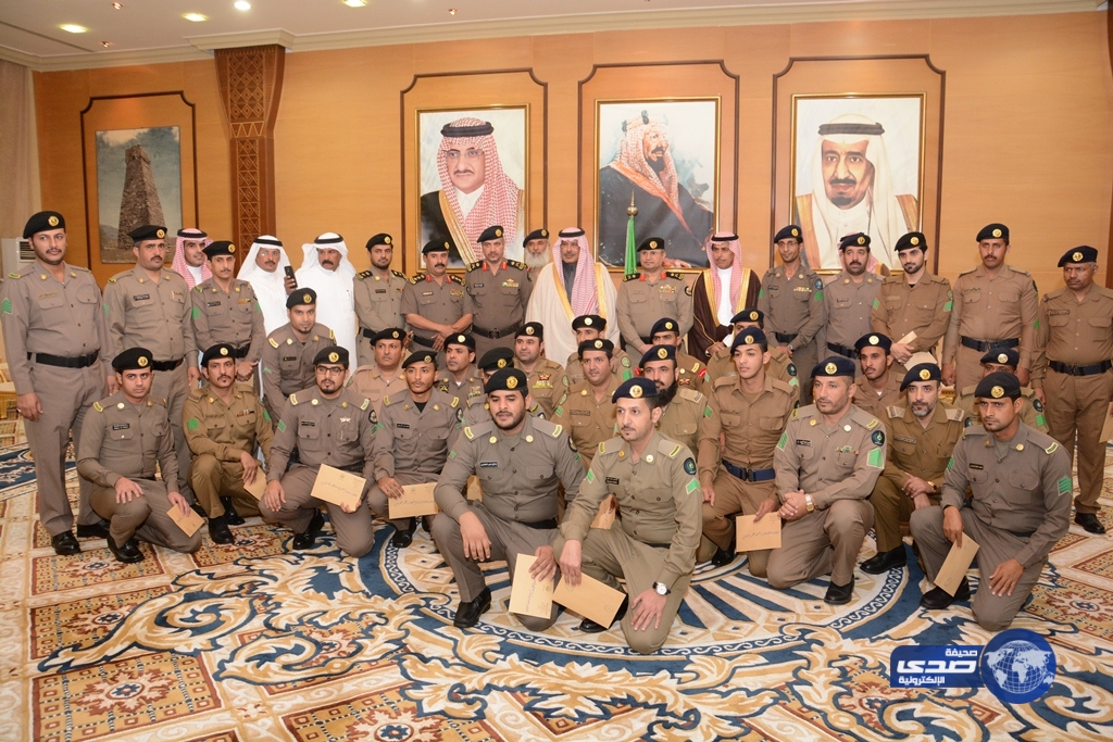 أمير الباحة يكرم عدد من رجال الأمن والمواطنين