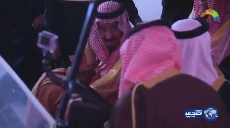 الملك سلمان يمازح أحد مسؤولي واحة التراث في “الجنادرية” فيديو