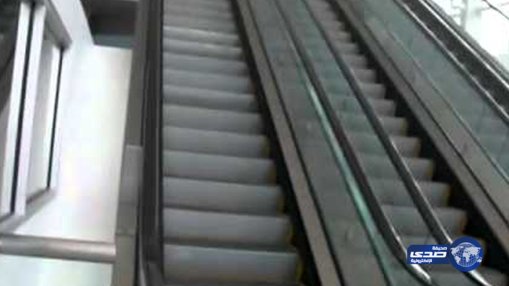 سلم كهربائي يحتجز يد طفل مقيم في مول بالطائف