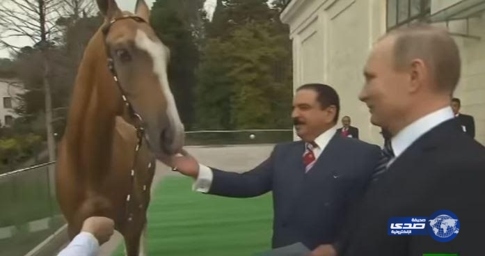 بالفيديو.. بوتين يهدي &#8220;حجي بك&#8221; لملك البحرين مقابل سيف دمشقي