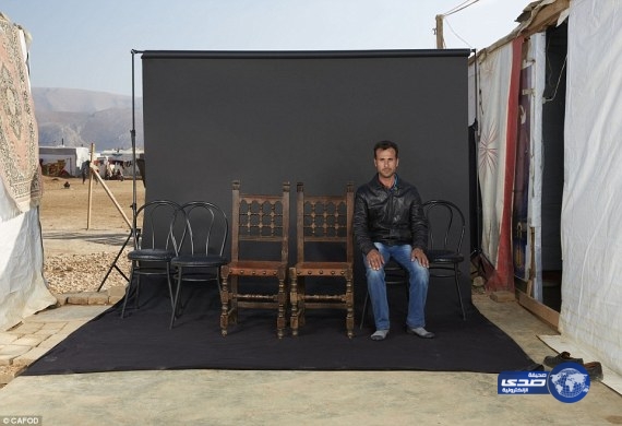بالصور: بريطاني يصوَّر عائلات سورية ويضع كراسي فارغة مكان المفقودين