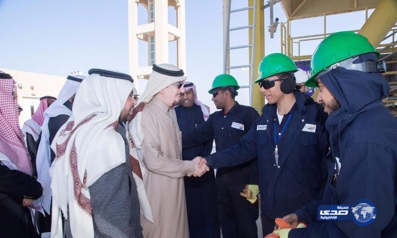 وزير العمل يقف ميدانيا على تجربة سعوديين يتدربون في مجالات الإنشاءات والحفر والتنقيب عن النفط