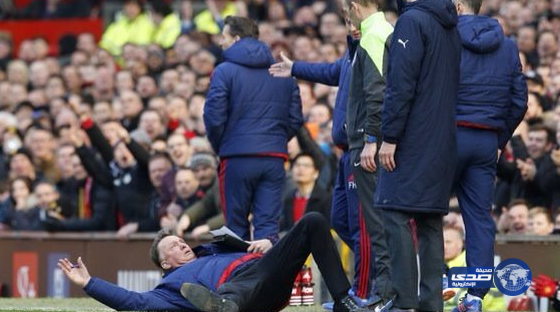 بالفيديو .. لقطة كوميدية لفان خال إعتراضاً على الحكم !