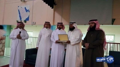 تكريم معلم قَطَع إجازته المرضية من أجل طلابه