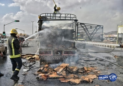 بالصور.. مدني حائل يُخمد حريقاً بشاحنة مواد كرتونية