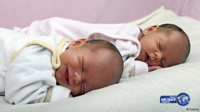 امرأة تنجب طفلتين توأم من رجلين مختلفين