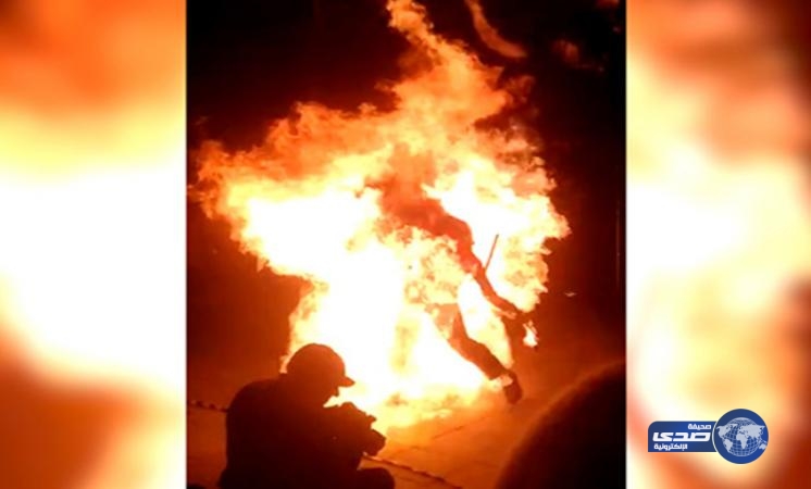 بالفيديو.. لحظات مروّعة لشاب التهمت جسده النيران أثناء استعراضه ألعاباً بهلوانية
