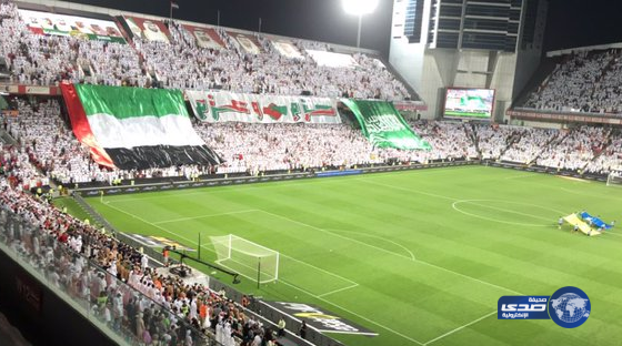 جمهور الأخضر والأبيض يرفعون تيفو “حزم وعزم”