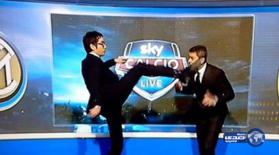 بالفيديو .. مذيع يعتدي بالركل على نجم ميلان السابق