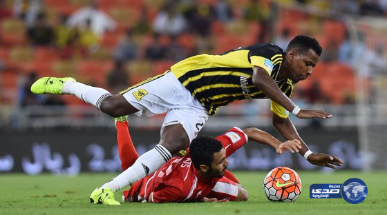 لاعبو الوحدة يتسلمون مكافأة الفوز على الاتحاد