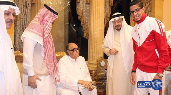 ادارة الوحدة تهدي صالح كامل العضوية الماسية