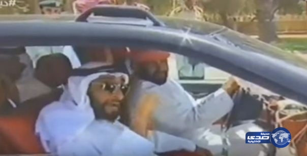 فيديو نادر: الشيخ زايد يشارك إمارتيين في احتفال شعبي