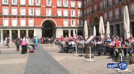 بالفيديو .. جماهير إيندهوفن ترمى النقود على الفقراء من أجل الضحك