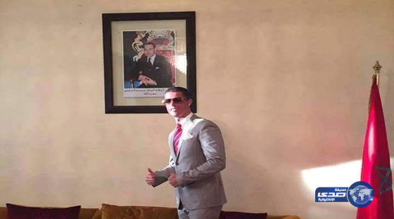 رونالدو يأخذ صورة تذكارية الى جانب صورة الملك محمد السادس