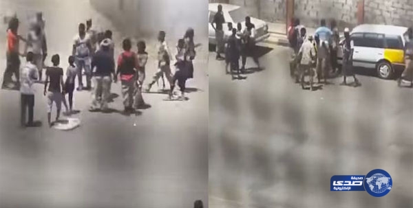 بالفيديو .. مشاجرة في اليمن بين مجموعة من الشباب أحدهم يحمل قنبلة يدوية