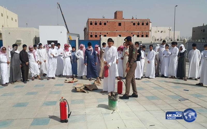 المدني يدرّب طلاب الثانوية على إطفاء حريق
