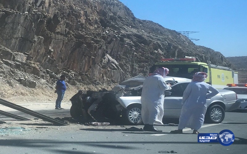 إصابة جسيمة لقائد سيارة اصطدم بمؤخرة شاحنة