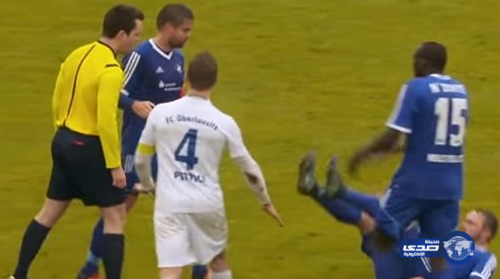 بالفيديو .. حكم ألماني يعتدي على لاعب احتج عليه !!
