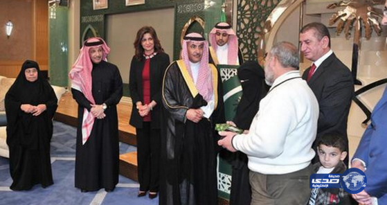 بالصورة :أسرة الشهيد المصري تتسلم وسام الملك عبدالعزيز ومبلغ مليون ريال