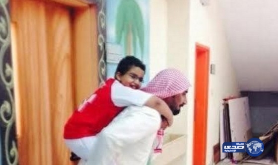 معلم يحمل طالب من ذوي الاحتياجات على ظهره لإقناعه بدخول المدرسة