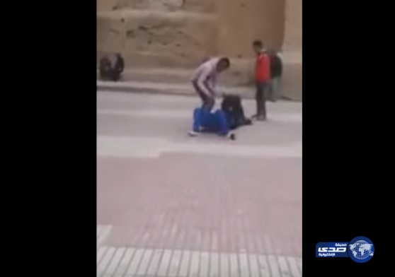 بالفيديو.. معركة بين فتاتين مغربيتين بسبب شاب