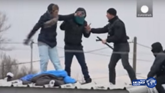 بالفيديو.. مهاجرة تقطع معصمها بعد هدم مخيم للاجئين في فرنسا