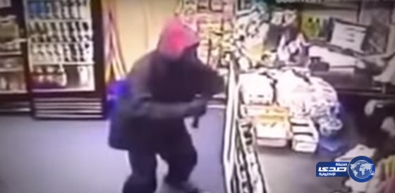 بالفيديو.. موقف يدفع بـ«لص» لإشهار إسلامه أثناء تنفيذ سرقة