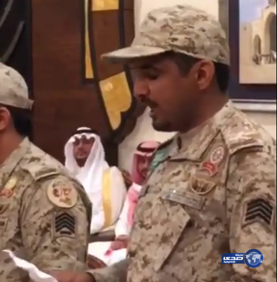 بالفيديو: جنود مرابطون يحضرون مجلس “الفيصل” ويجارون قصيدته “يا ليتني معكم”