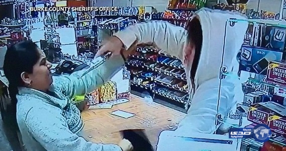 بالفيديو:فتاة شجاعة تنقذ نفسها من الموت وتمسك بشاب وضع المسدس على رأسها