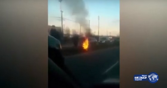 بالفيديو.. بعد شجار مع زوجته.. يضرم النار بنفسه ويجري في الشارع