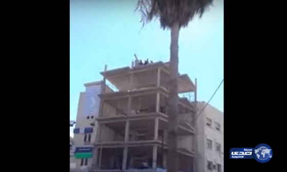 بالفيديو.. 3 فتيات يحاولن الانتحار من أعلى بناية بالمغرب