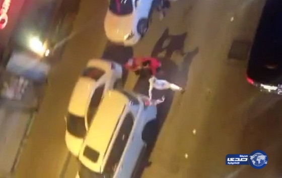 بالفيديو.. لحظة الاعتداء ومصرع مواطن في البحرين على يد مجهولين