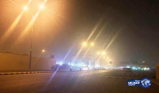 موجة غبار تعكر سماء الأفلاج وتحد الرؤية الأفقية والمرور يحذر