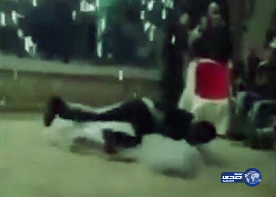 بالفيديو.. الرومانسية تضع عروسين في موقف محرج