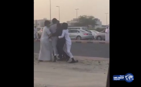 بالفيديو.. استنفار أمني في «الكويت» إثر تهجم شباب على رجال الأمن